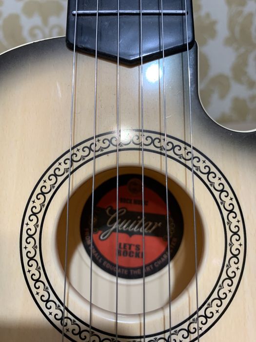 Продам сувенирную гитару
