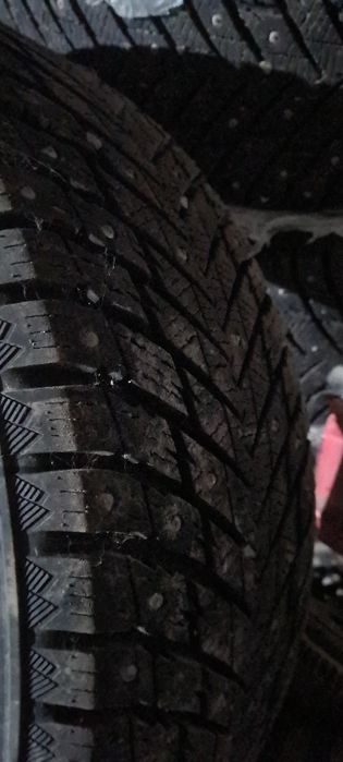 Продам или поменяю зимнюю шипованную  резину R 225/50/17. на летнюю.