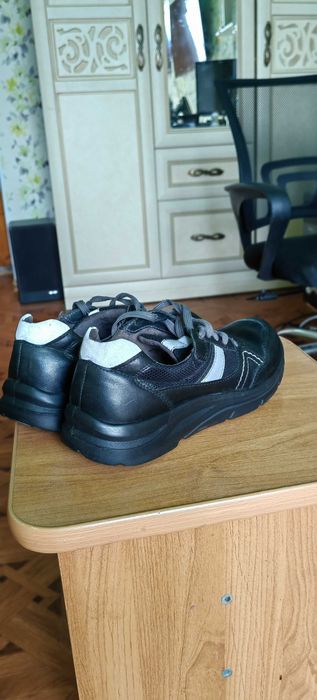 Продам ботинки на мальчика р. 39