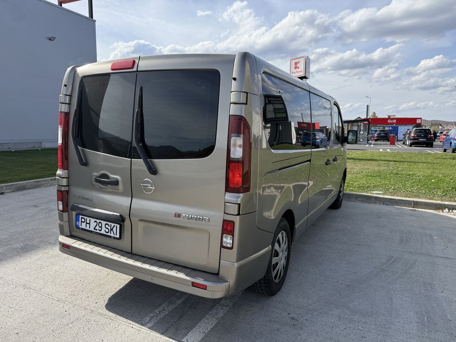 Opel Vivaro/Renault Trafic 8+1, model lung cu 5 usi, 129.000 km reali cu carte service, masina impecabila