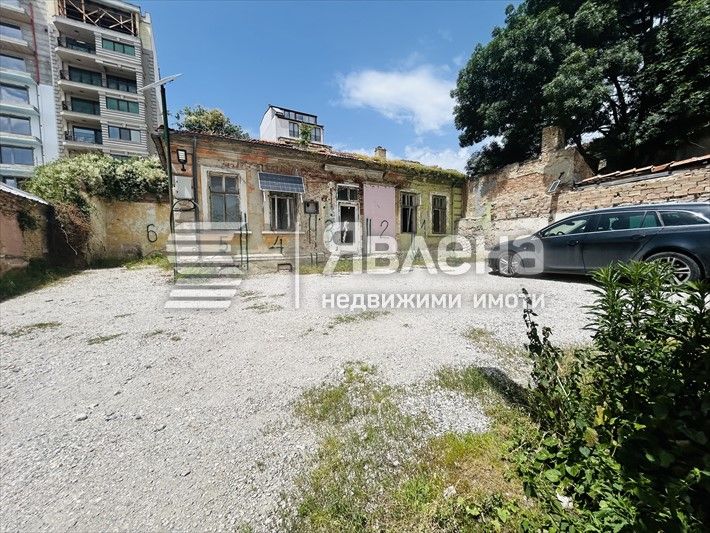 Къща със собствен двор до Общината!