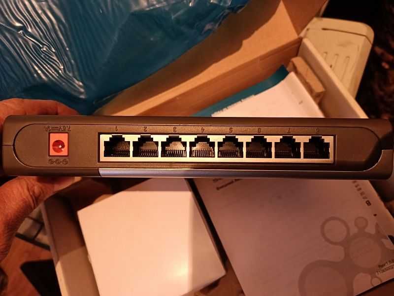 Неуправляемый коммутатор "D-link DES-1008D",