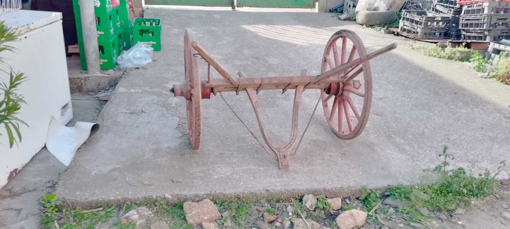 Ретро каруца за градинска украса