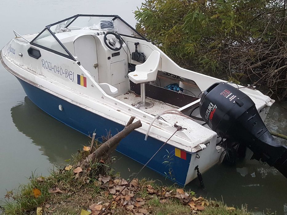 Barca cabinata cu motor SUZUKI 70 si peridoc