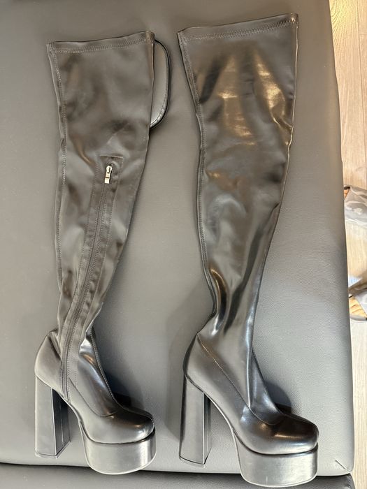 Vand o pereche de tocuri din piele