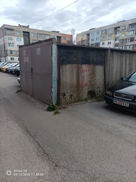 Масивен бетонен гараж