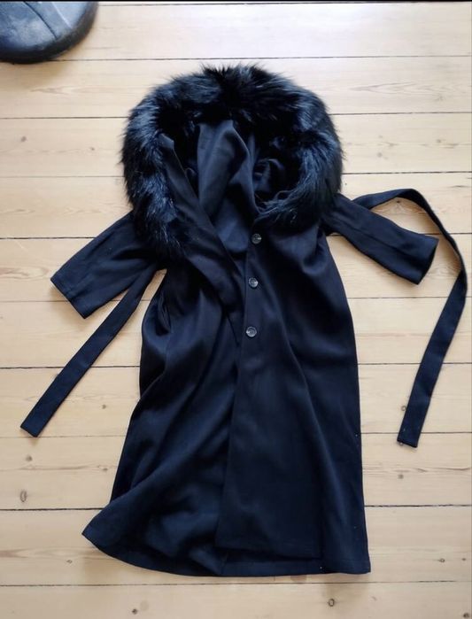 Дамско черно палто с пух