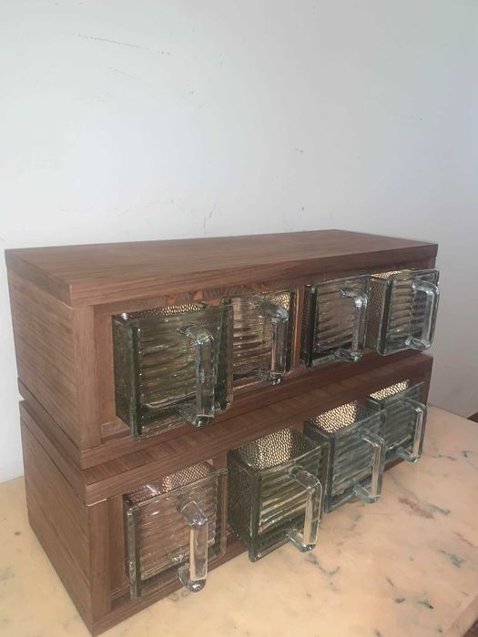 Raft de bucatarie cu pahare de sticla