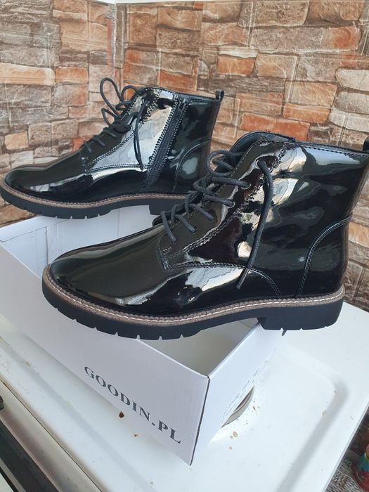 Дамски боти от естествен лак.