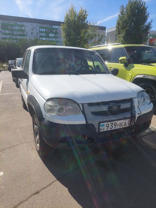 Машина шевролет нива