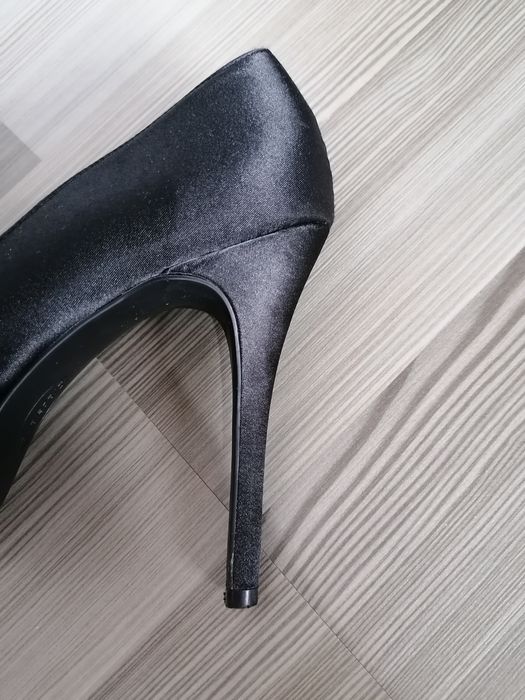 Vând pantofi negri decupați în fața