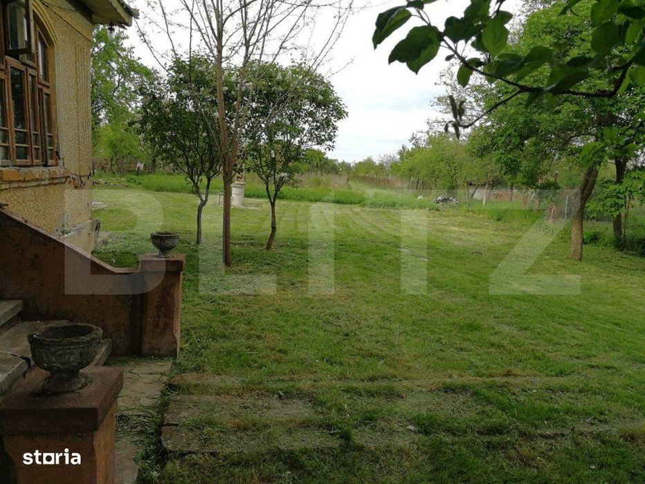 Casa demolabila, 50 mp, cu 1800 mp teren, zona Cosoveni