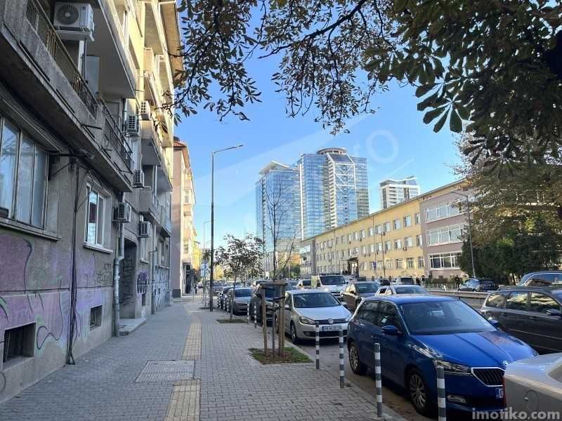 Едностаен на метри от Медицинския университет