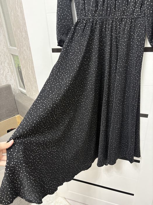 Продам чёрное платье в горошек