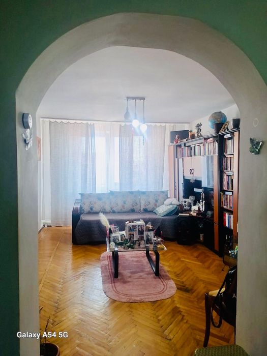 inchiriez apartament 3 camere +mansarda ultra central