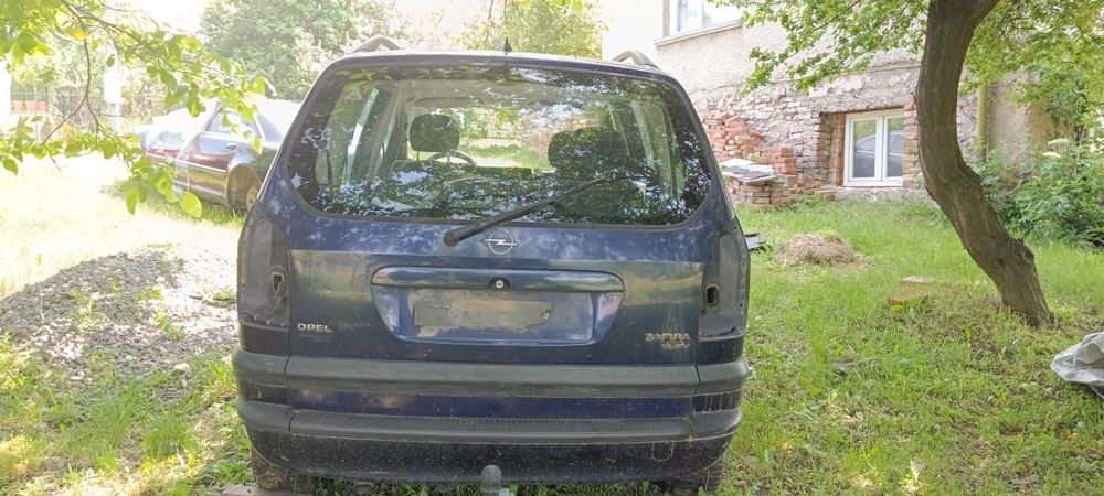 Продавам Opel Zafira 1.8 с газ на части.