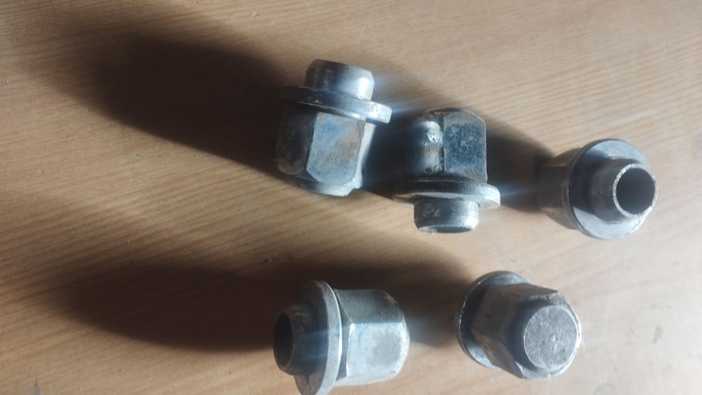 Продам гайки для колес.