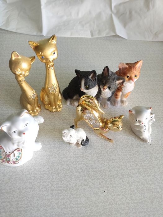 Фигурки кошек. Сувениры.