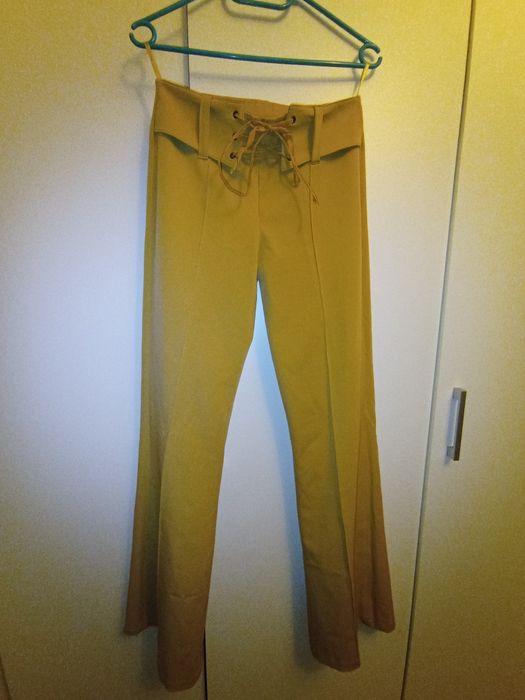 Pantaloni bej evazati