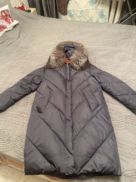 Продам пуховик с капюшоно мех натуральный
