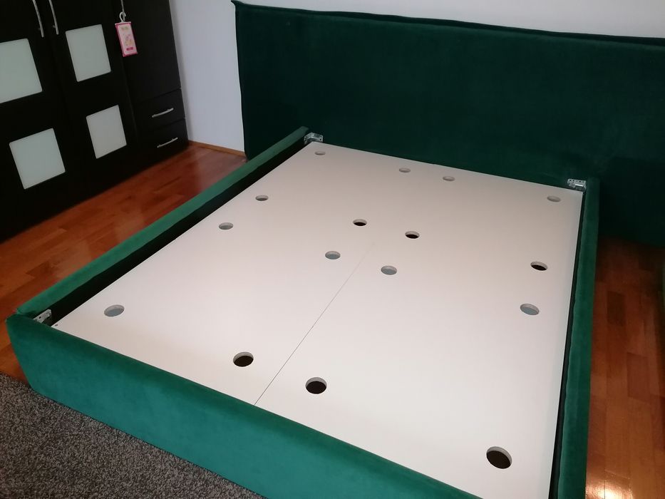 Pat tapițat din catifea