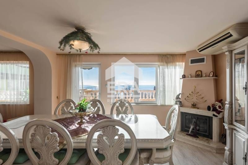 Четириетажна обзаведена къща за продажба, с двор, 4 гаража и морска па