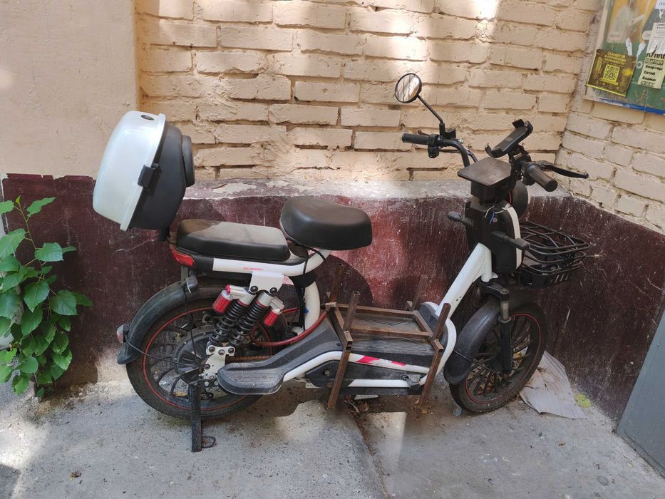 Elektro skuter sotiladi. Batareykasini almashtirsaz boʻldi