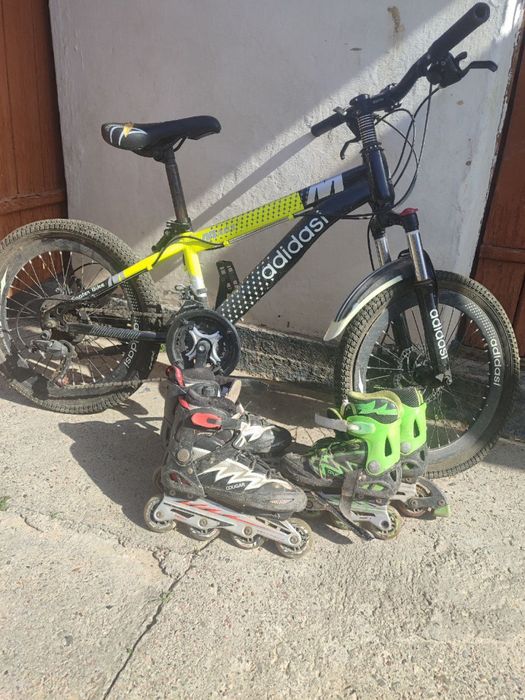 Продается велосипед детский и 2 пары роликов