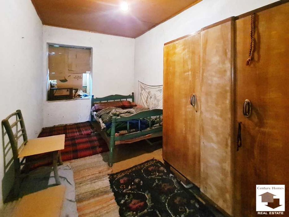 140312 Къща с равен двор и стопански постройки в с. Горна Липница