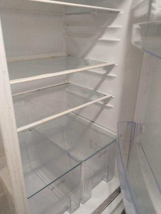 Продавам хладилник зануси