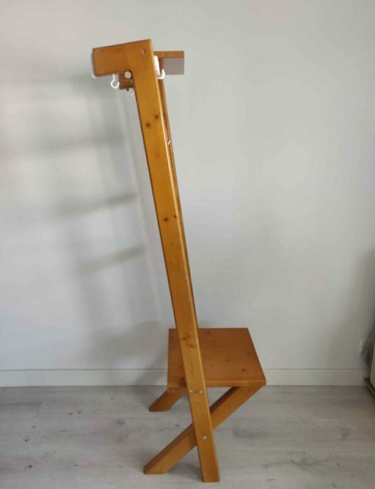 Suport prosop, rustic, din lemn lăcuit, tip scaun cu spătar inalt