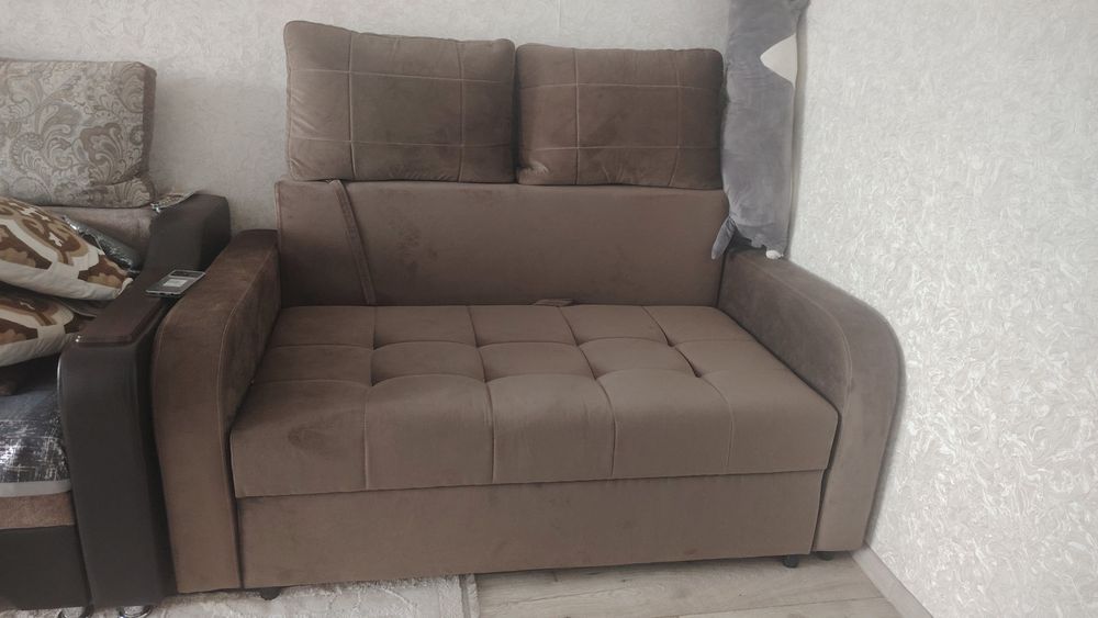 Продам мини диван срочно. Новый.      Раскладывается!.. .