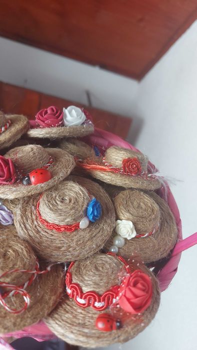Pălăriuțe din iută cu magnet , decorate (mărțișor) handmade