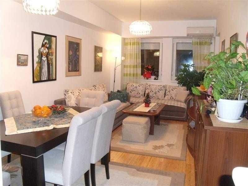 Дава се под наем Двустаен апартамент в Бургас, Център - 60 кв.м за 198.9 € - Снимка #1