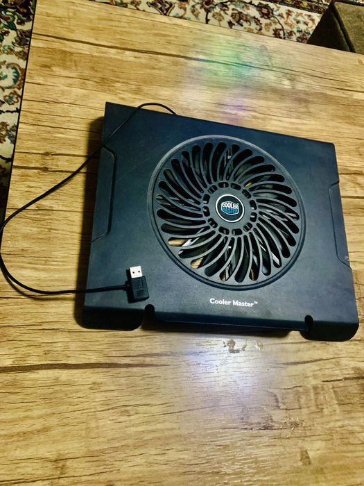 Продаю охлаждающую подставку для ноутбука Cooler Master