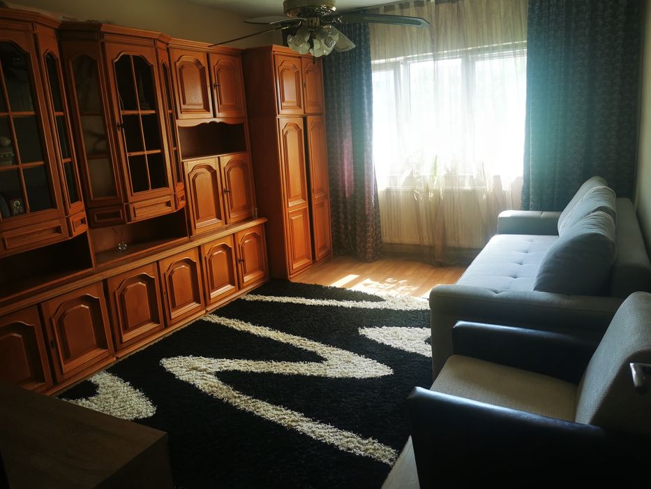 Închiriez apartament.