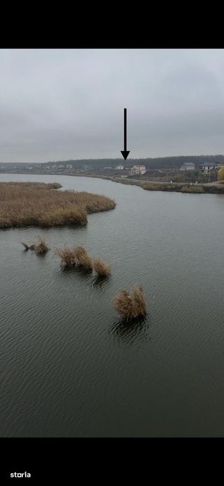 Teren 10.009 mp cu deschidere 70 m — vedere la lac și pădure