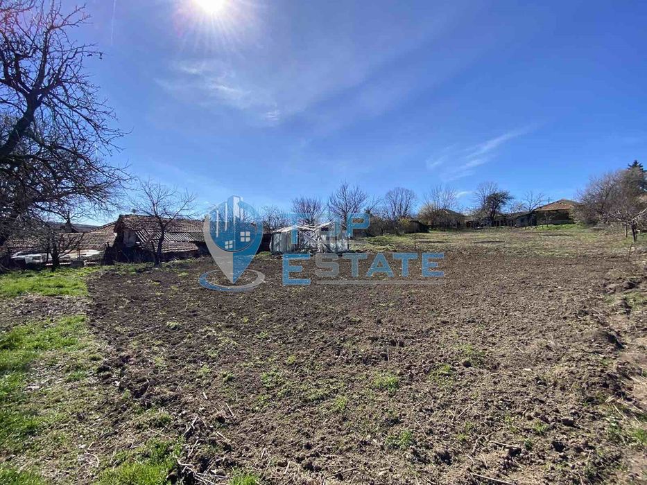 Тухлена къща с помещения за заведение и хранителен магазин в с. Нова