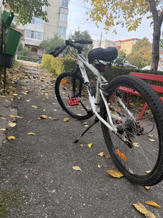 Bicicletă B’TWIN albă – MTB, roți de aproximativ 26