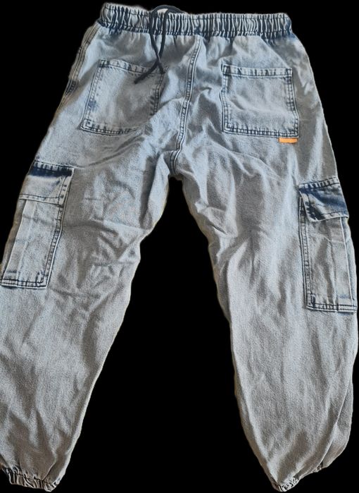 Vând blugi mai mi multe modele