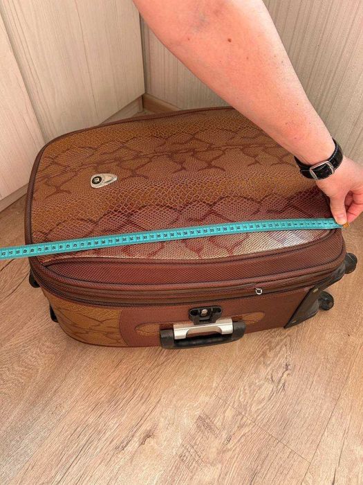 Продам средних размеров чемодан