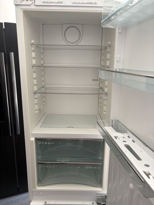 Хладилник  с фризер за вграждане Miele 9757 iD