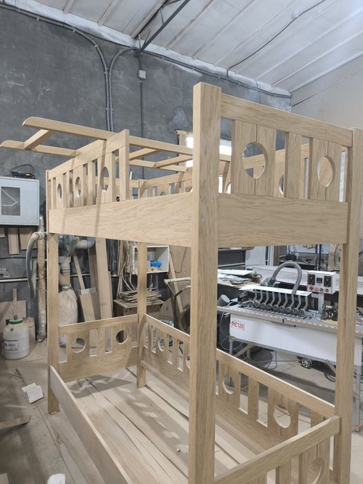 Кровать шпонированная