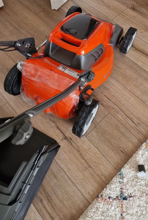 Masina tuns gazon Husqvarna LC 141iV NOUA