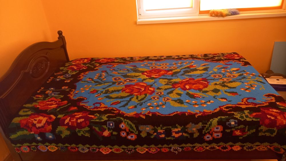 Vand cuvertura pat veche,tesuta manual,lana cu model floral