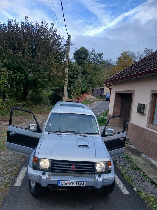Vând mitsubishi pajero