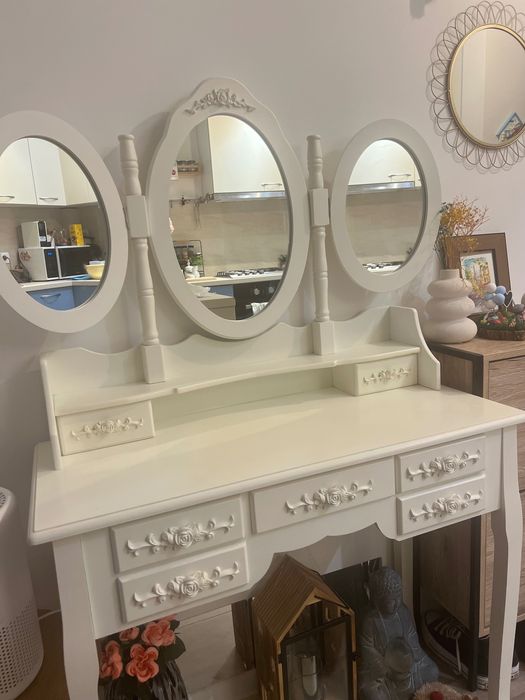 Vând măsuță make up