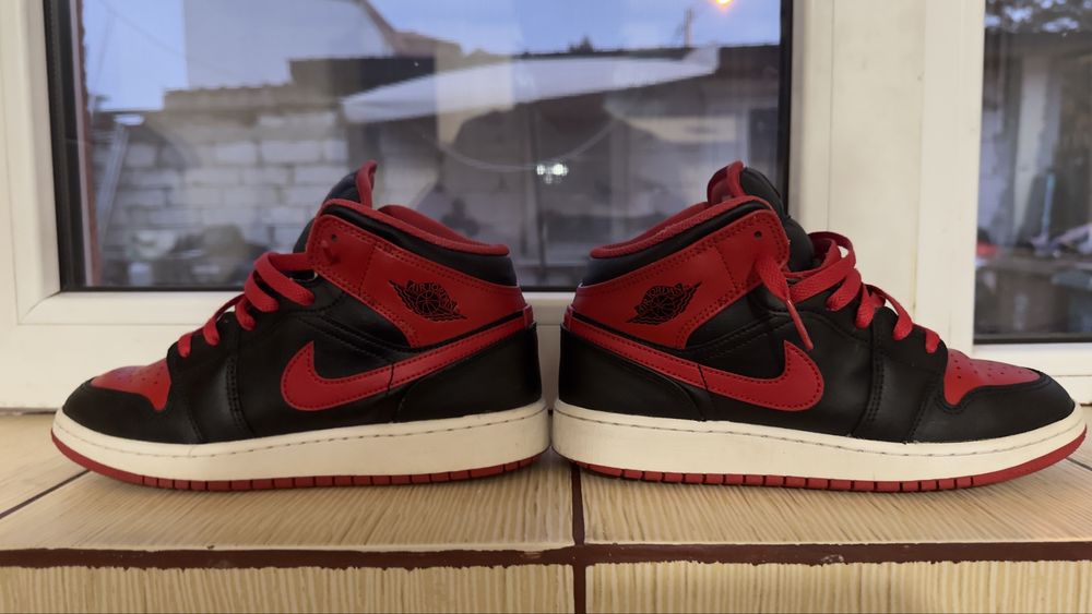 Jordan 1 mid black and red