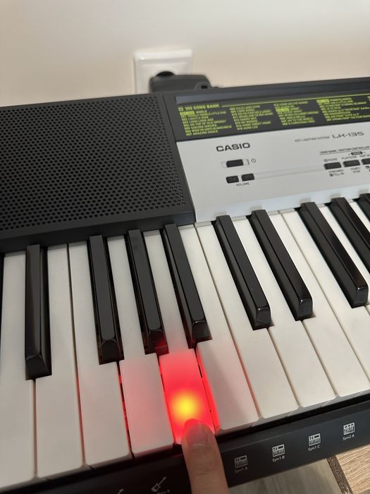 Синтезатор Casio LK-135