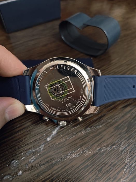 часы Tommy Hilfiger.